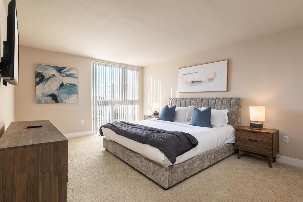 The Citrine - Water View Large 2br Marina Apartment Los Angeles